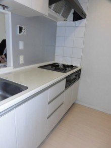 ウォールナット×ブラックでシックなキッチンに